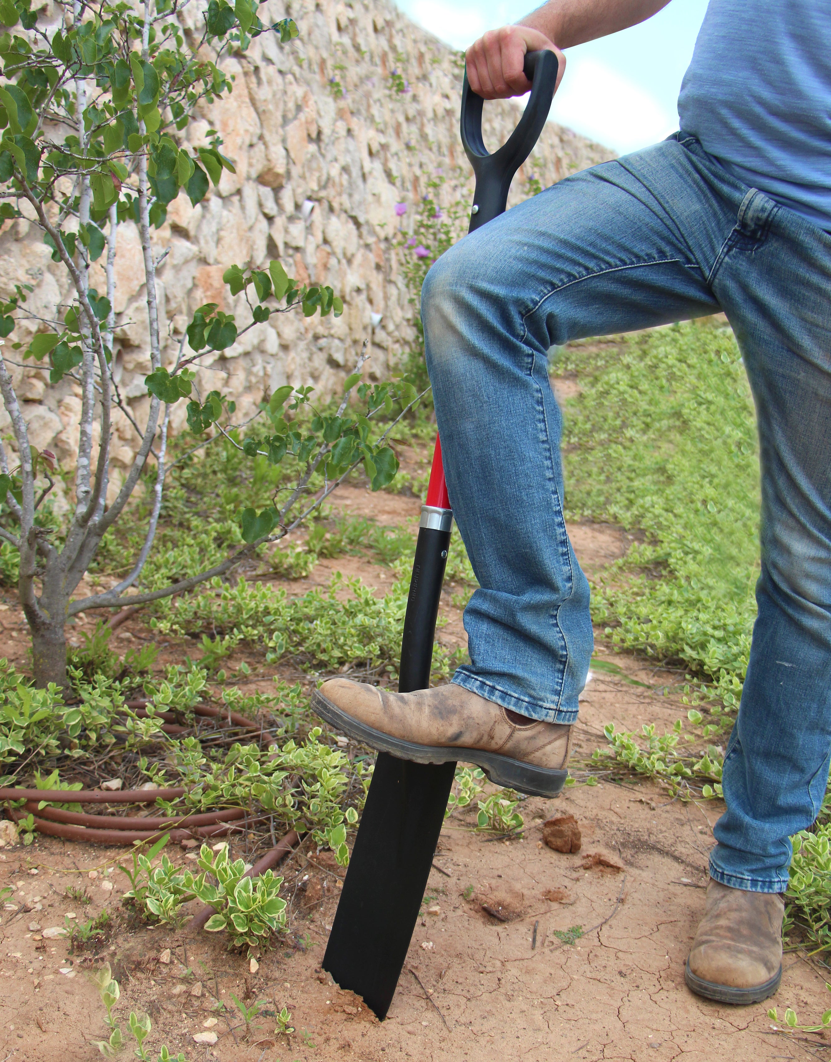 TABOR TOOLS J212 Shovel With Straight Blade and D-Grip 32" Fiberglass Handle